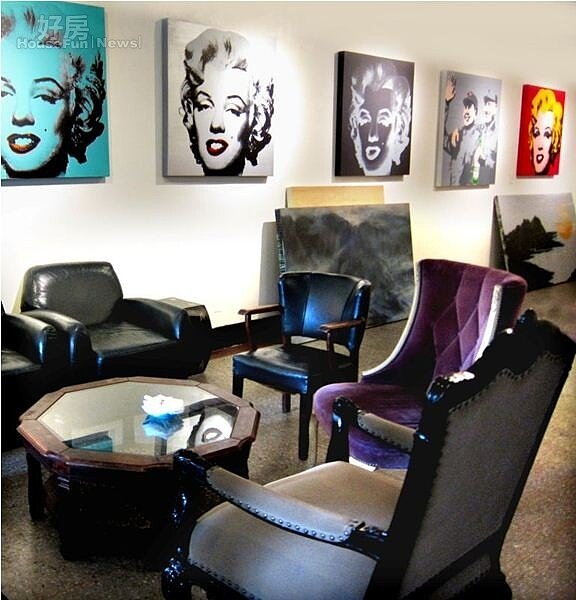 6. 二樓畫廊擺設了李紹榮的掛畫,也像個咖啡屋。