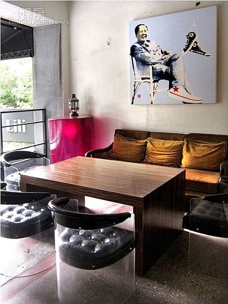 7. 二樓畫廊外是個寬闊的大陽台,獨具特色。