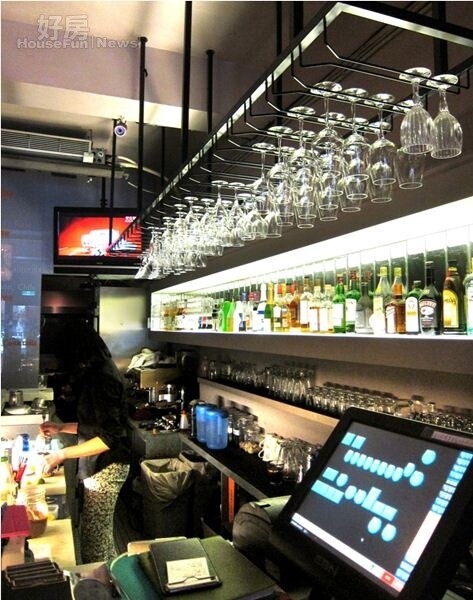 
2.	一樓的小酒吧，有著時尚現代的氛圍。