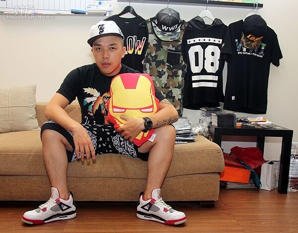 MC耀宗對於當今高房價十分不解,甚至完全抱持看衰角度,最近也考慮寫歌呼籲年輕人別貿然買房。