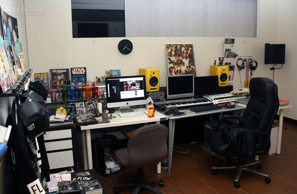 
3.工作室內兩大張桌上可見到電腦桌機、鍵盤、音響等做音樂器材，搭配豐富公仔點綴充滿個性。
