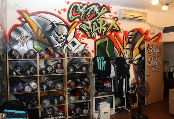 
4.工作室後方偌大牆面上大膽鮮明的塗鴉為MC耀宗找來「CITY MARX塗鴉創意團隊」所創作，此外組合櫃中也可見到大量鴨舌帽收藏。