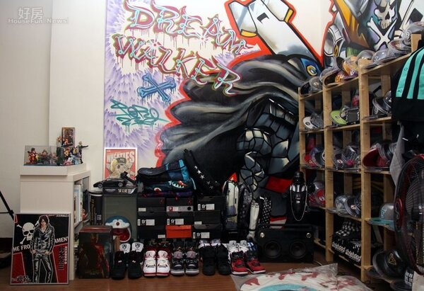 
6.工作室另一面牆上寫著「Dream Walker」塗鴉為MC耀宗個人匿稱，下方也擺滿限量公仔、球鞋等個人收藏物。