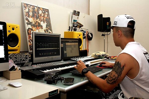 7. 雖然經常獨自一人做音樂,但MC耀宗表示這對他而言就像在玩遊戲,一點也不會感到孤單無聊。