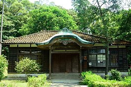 參道旁是當年的社務所，作為神職人員用來沐浴淨身、休息齋戒的場所，現在則是作為管理與歷史展示中心。