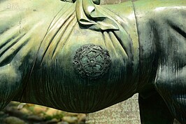 馬腹上原有代表桃園神社社徽的菊花形紋飾，可惜後來遭受磨損破壞。