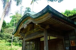 社務所入口設了「唐博風」，用為阻擋因下雨屋頂留下的污水。這也是整個桃園神社中令人感覺日式風情最為濃厚的地方。