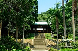 神社位於桃園虎頭山山腳下，整個神社範圍依山而建。順著石階拾級而上彷彿來到日本。