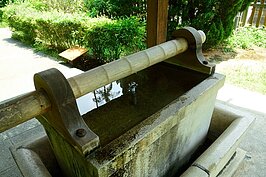 整個手水缽由石頭挖空而成，獨不見用來洗手漱口舀水用的水杓。