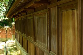 中門左右兩邊「瑞垣」與「透」。垣的外觀與機能類似於圍籬，視覺可直接穿透，現存在桃園神社外圍的木造垣稱為「瑞垣」。「透塀」位於中門左右兩側，可適時遮蔽直視本殿的視線，以免冒瀆神威。