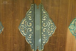 雖然銅馬腹部上的菊花徽已經被破壞，不過拜殿上的菊花徽則保存良好。