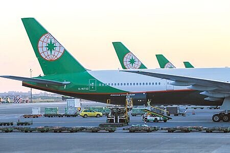 長榮航空24日公布空姐病逝調查,點名事務長應變與通報不足等疏失。將研議即時解除組員任務機制,並於今年底前調整考評制度。(本報資料照片)