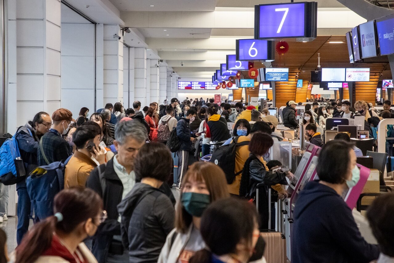 網友爆料，連假的桃園機場光清晨就湧入大量人潮。聯合報系資料照 