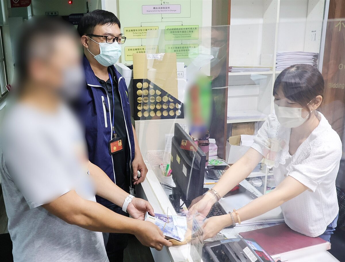 義務人到場繳款示意圖。圖／屏東分署提供