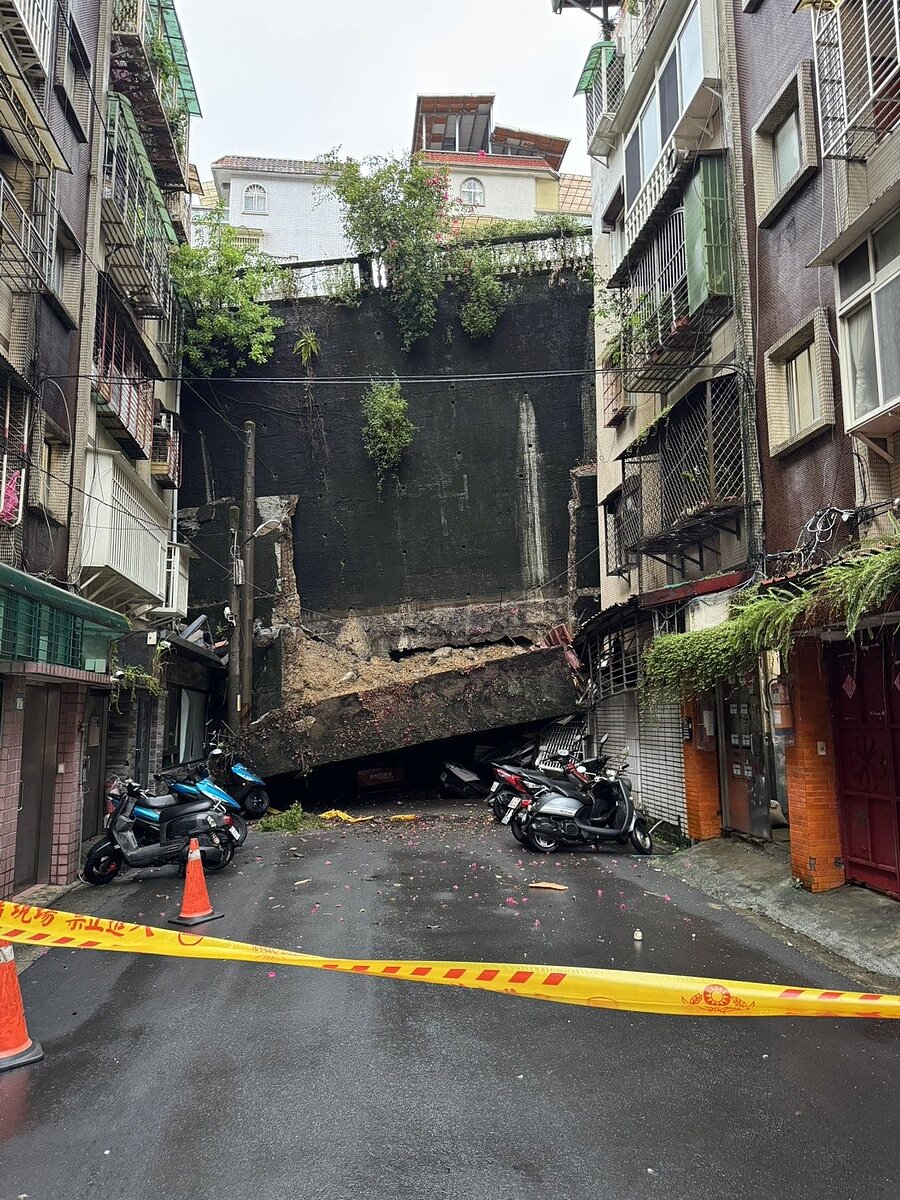 新北新店區錦秀路49巷內社區擋土牆滑動,市府緊急協助民眾撤離約90人。圖/新北市政府提供