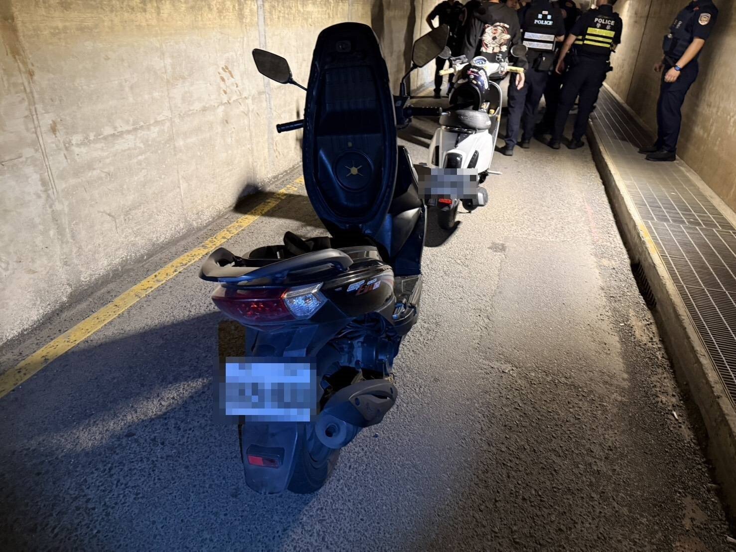 一群青少年騎乘改裝排氣管噪音車夜遊,警方隨即進行攔查,並通報勤務指揮中心調度交通快打警網進行包抄攔截。圖:讀者提供