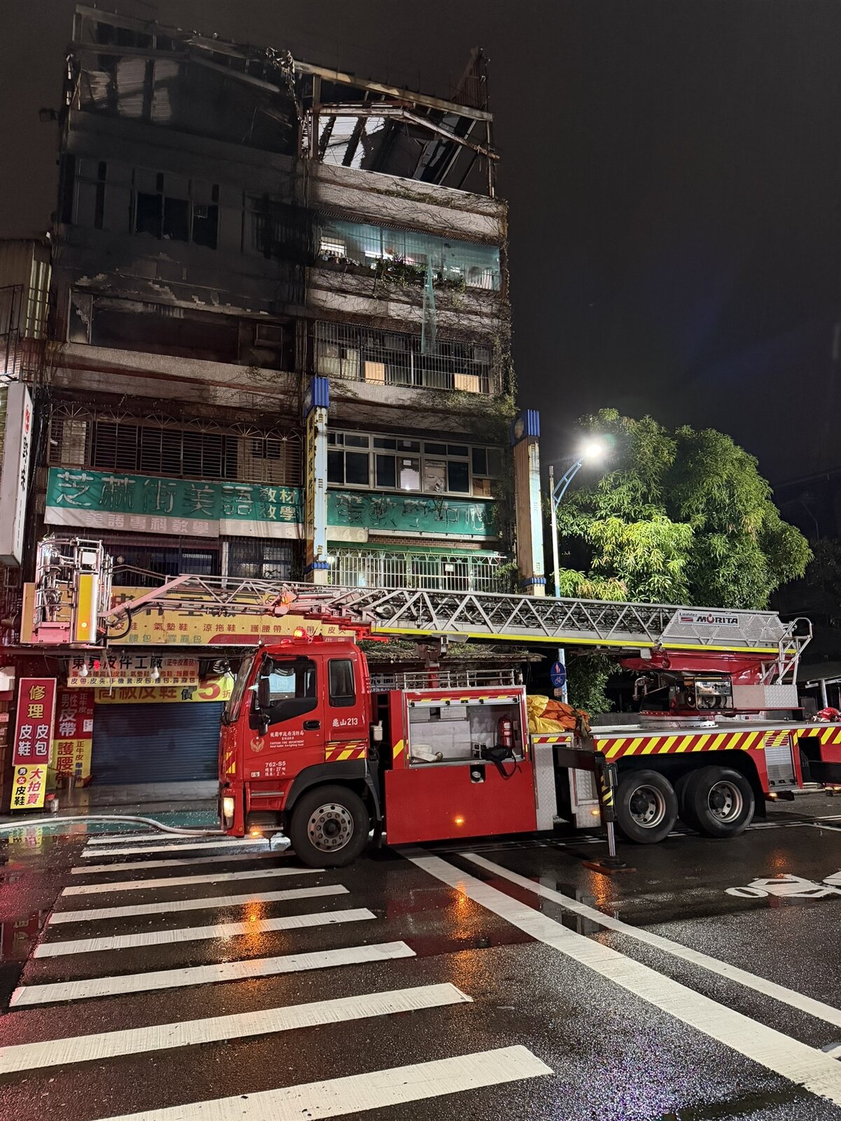 燃燒內容物包含家具與雜物,燃燒面積約25平方公尺。圖:讀者提供