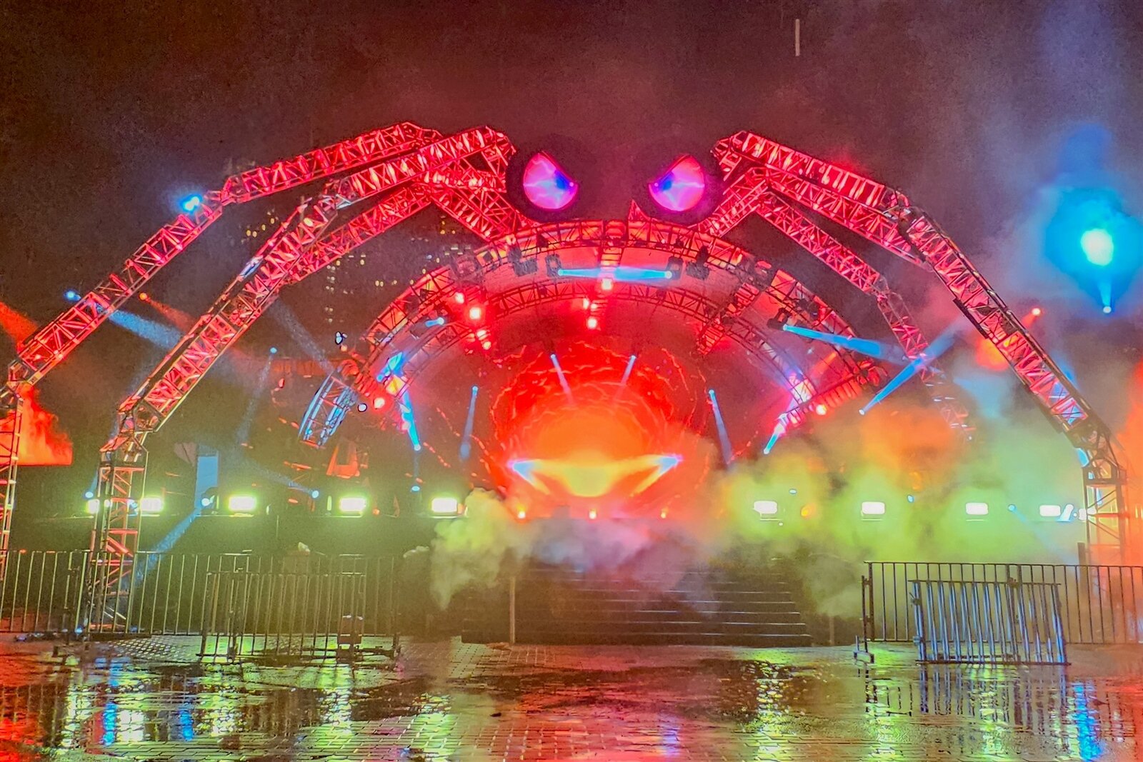 今年萬聖城以「魔幻蜘蛛王」為主題守護者,以光影科技與大型發光巨偶打造沉浸式體驗。圖:市府提供