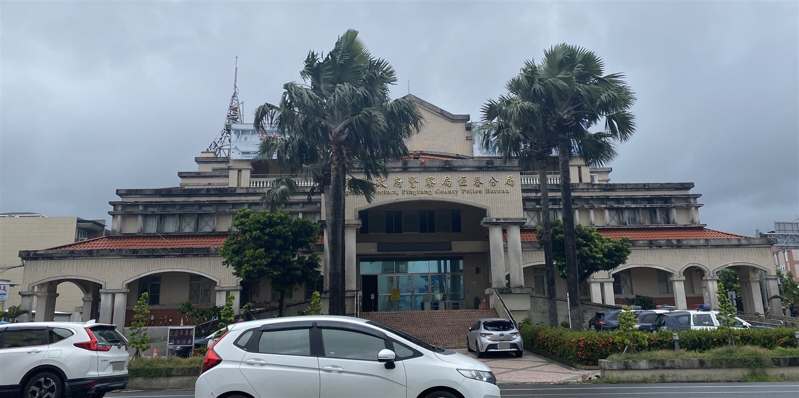 非法民宿為在恆春老街上，距離恆春警分局約100多公尺距離，三名女房客退房後趕到恆春警分局報案，圖為恆春警分局外觀。記者劉星君／攝影 