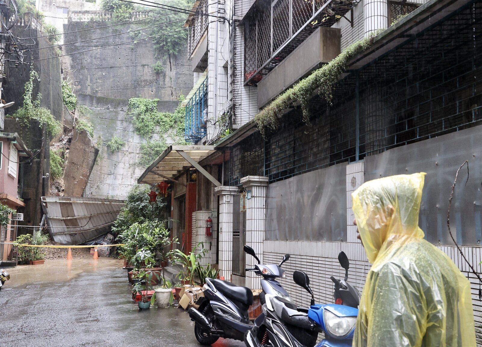 新北新店區錦秀路49巷內社區擋土牆滑動，市府緊急協助民眾撤離約90人。記者胡經周／攝影 