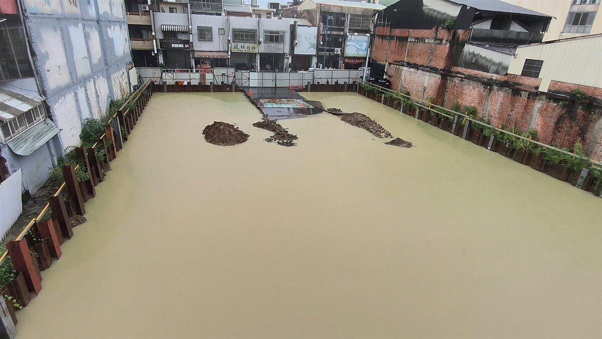 南投市建案工地因連日暴雨造成嚴重積水,鄰居嚇壞怕鋼筋或擋土牆撐不住坍塌波及住家。資料照片、圖/民眾提供