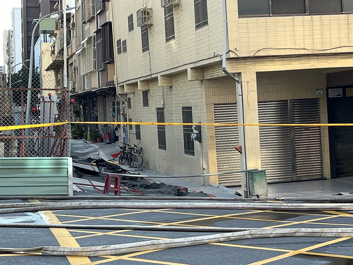 高雄市前金區自強一路建案施工不慎造成地基下陷,釀成周邊嚴重鄰損,周邊多棟透天厝被迫拆除。圖/聯合報系資料照