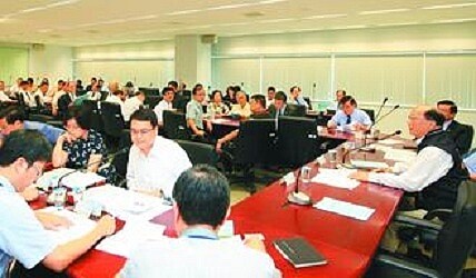 要尋求連任的台中市長胡志強(右),昨與商界人士舉行市政座談會,傾聽基層聲音。(截取自聯合新聞網)