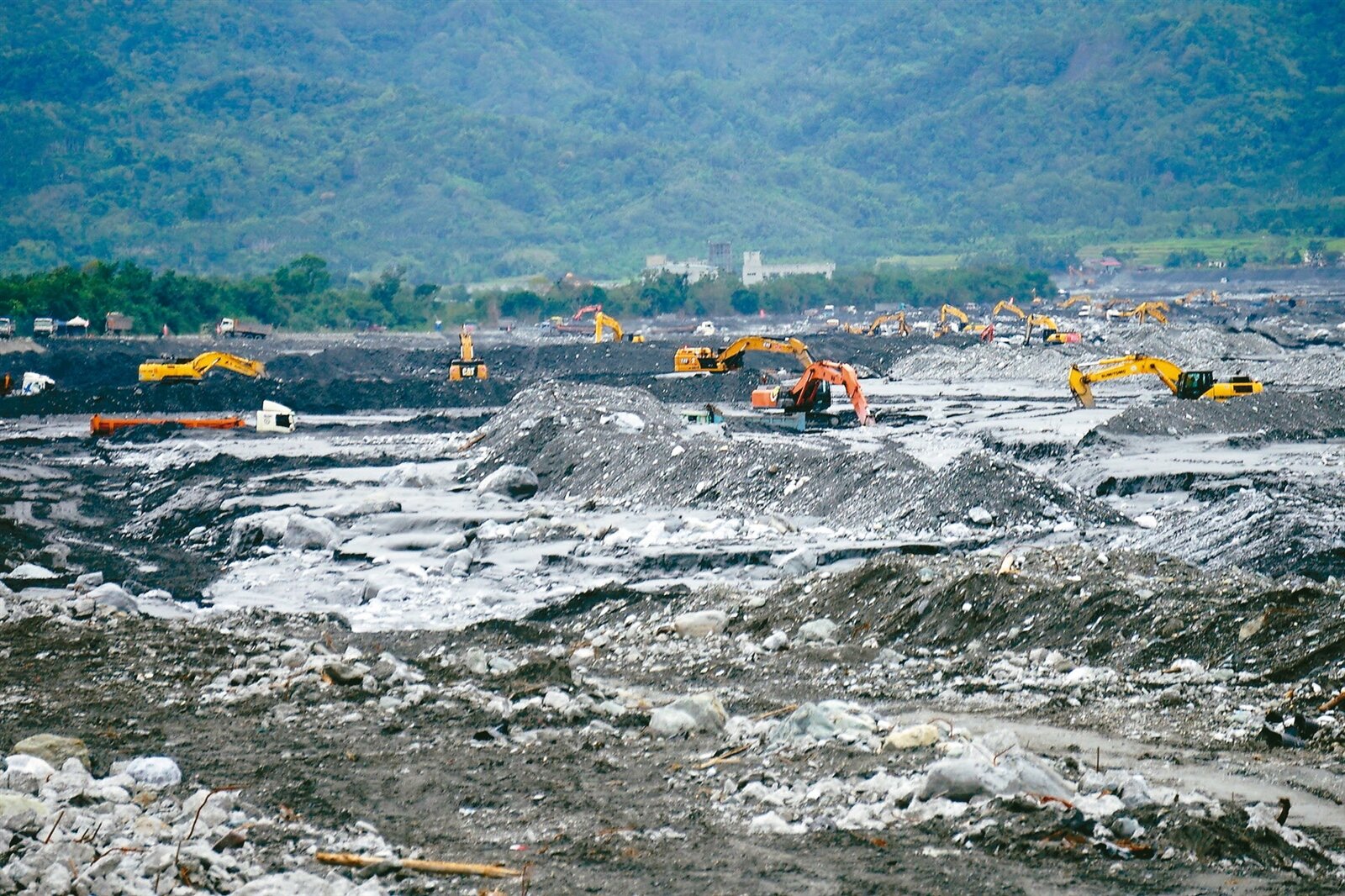 花蓮光復洪災事發已一個月,經濟部水利署加緊馬太鞍溪堤防重建與疏浚。記者王燕華/攝影