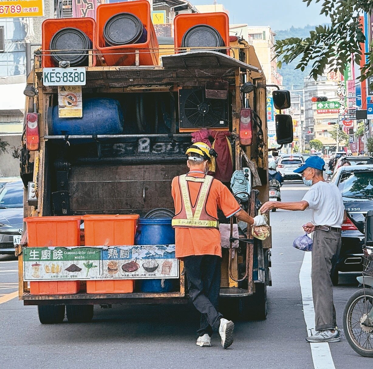 新北市鼓勵民眾把廚餘瀝乾水分裝袋丟垃圾車焚化,但環境部強調要維持原來的分類,中央地方不同調。記者黃仲裕/攝影