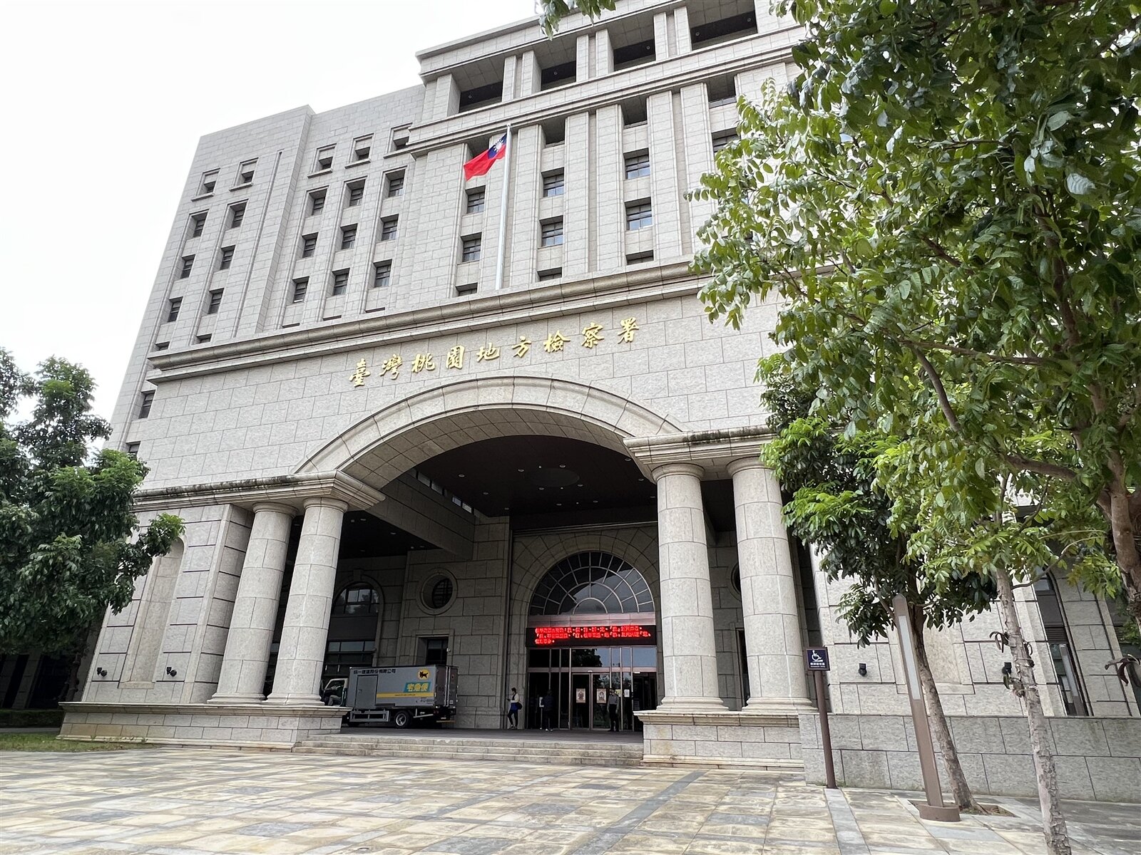 桃園楊梅68歲林姓男子長期不滿鄰居王婦窺視、大力甩門,案發當天又起停車糾紛,竟憤而持開山刀闖入鄰居家,朝王婦要害揮砍,連上前奪刀的王夫也受傷,桃園地檢署偵結,依殺人未遂、、侵入住居與過失傷害等罪起訴。記者陳恩惠/攝影