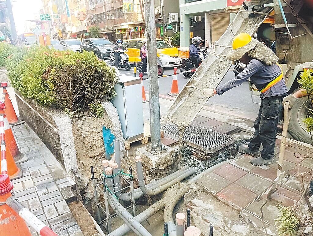 新北市養工處已責成各區公所及委外養護單位,全面盤查與風險分級管理轄內路燈基座,並納入例行巡檢制度。圖/新北市工務局提供