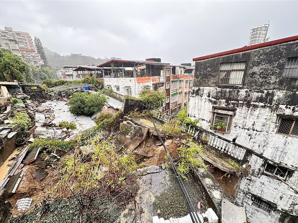 新店區錦繡、碧瑤社區間擋土牆25日凌晨大面積坍塌。圖/新北市工務局