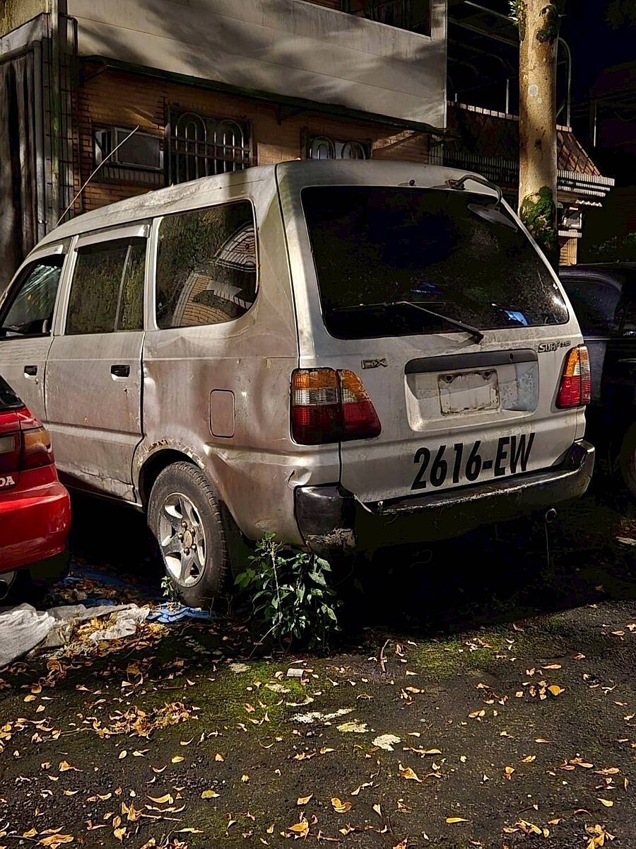 廢棄車輛長期佔用私人土地，已成為地方治理的灰色地帶。圖／新北市議員黃心華提供