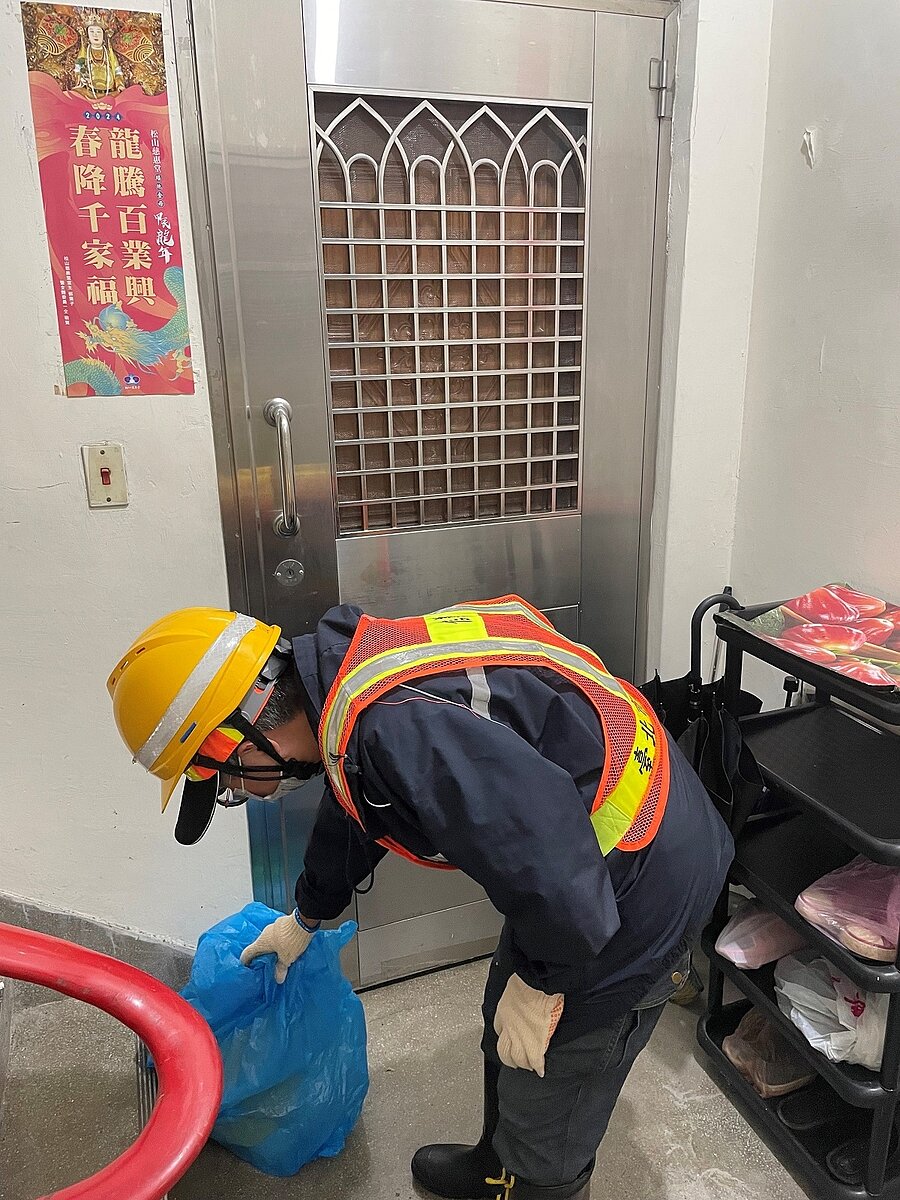 北市清潔隊員為獨居行動不便的長者到府代收垃圾。圖／台北市環保局提供