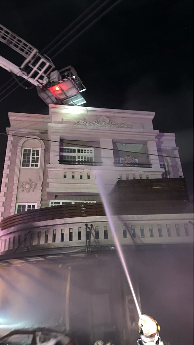 台中市沙鹿區26日凌晨住宅大火，6人獲救，8人送醫。圖／台中市消防局提供