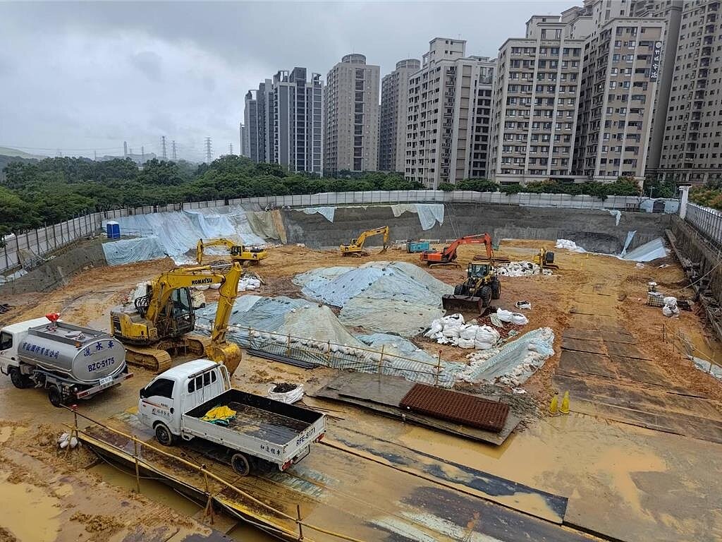 桃園市龜山區社會住宅工地日前因豪雨造成邊坡滑落,市府已完成噴凝土護坡等搶修作業,待永久性加固工程完成後再復工,住發處表示將持續監控現場,確保施工安全與社區穩定。圖/都發局