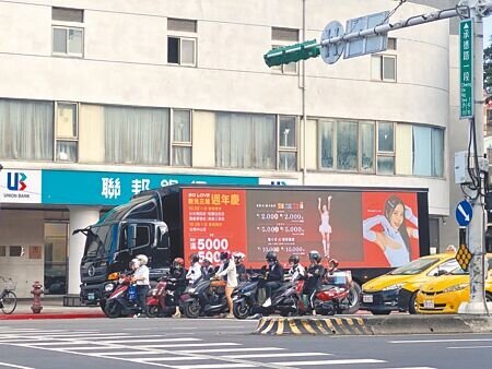 遊動廣告車發出明亮的LED燈光吸引關注,但也被質疑夜晚會干擾駕駛人視線,警方表示將聯合稽查遏阻違規。(李文正攝)