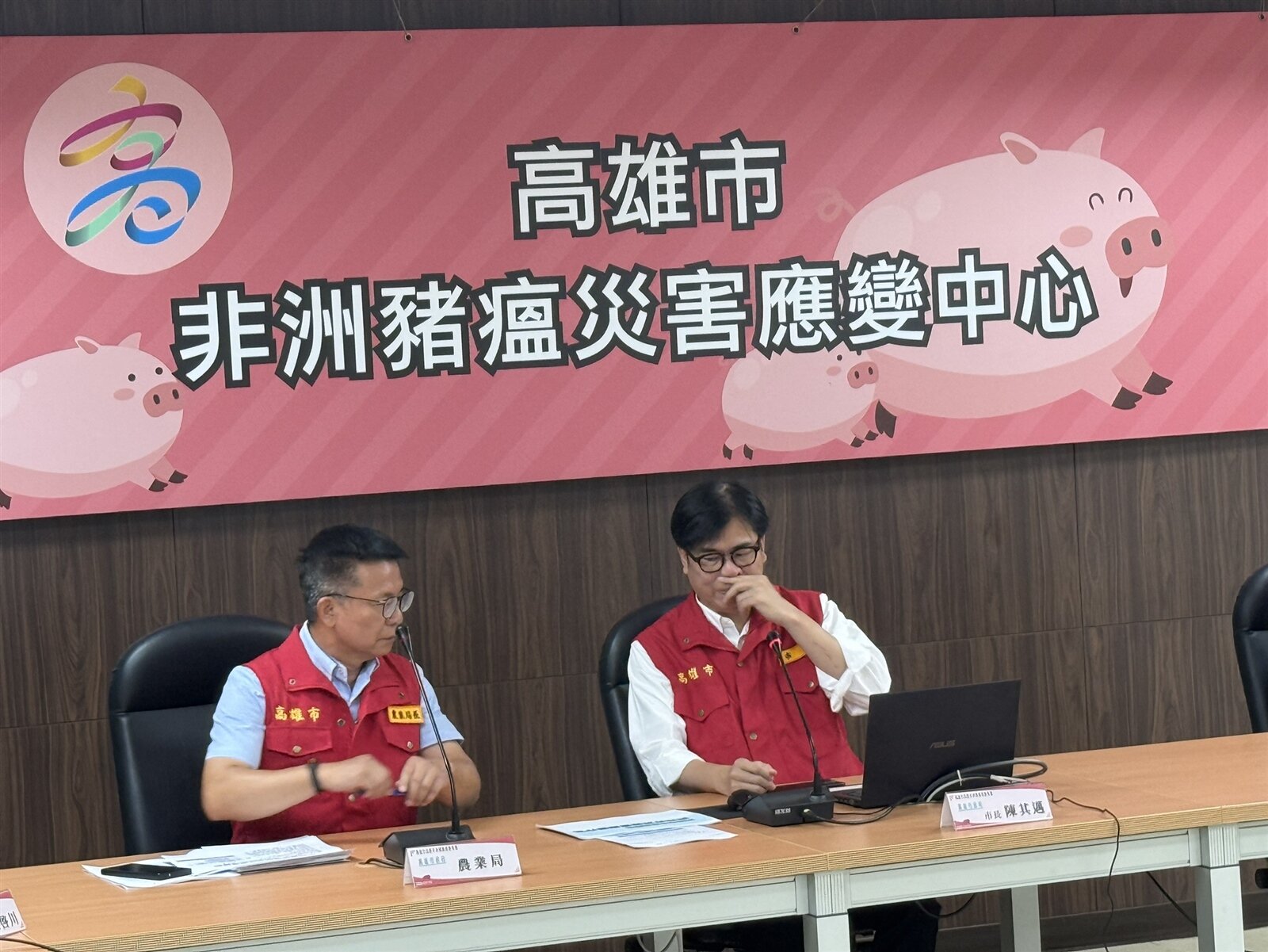 衛生局表示大榮謊稱僅一輛車裝GPS、延遲40小時提供運送清單,嚴重妨礙且延宕食安風險管控。陳其邁也說業者規避、拒絕配合調查行爲就應給予重罰並移送法辦。記者宋原彰/攝影