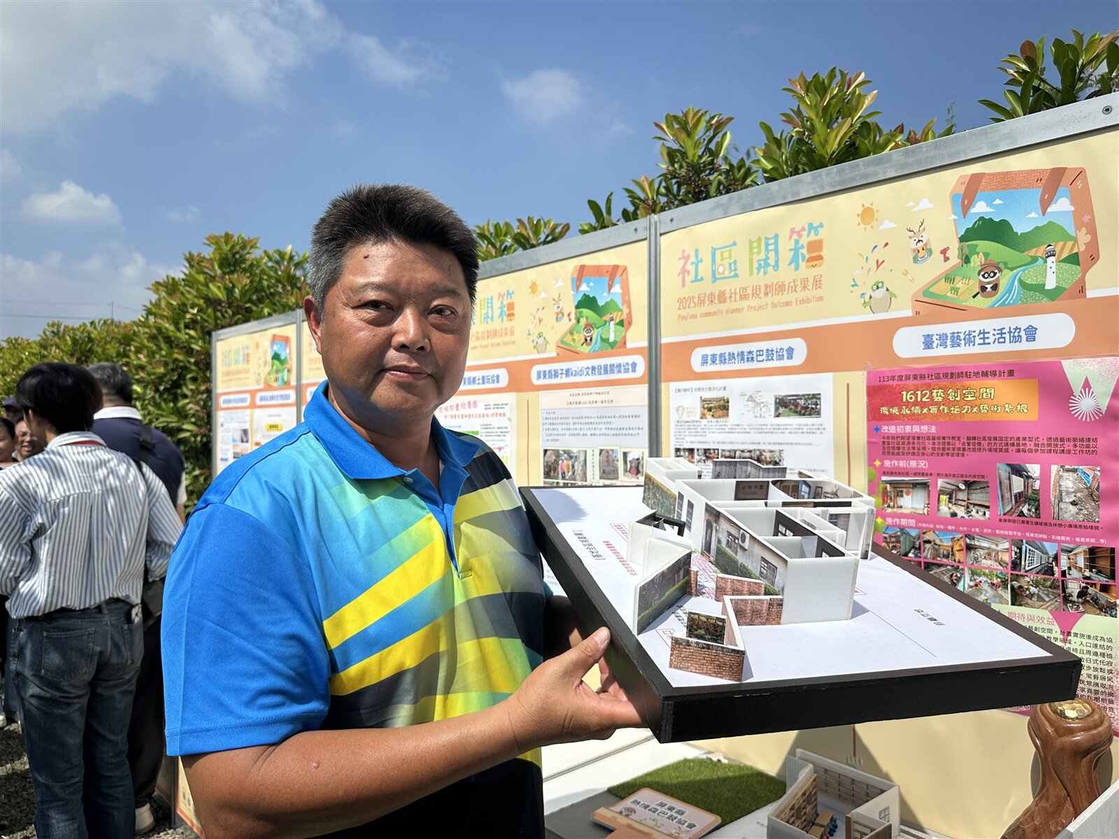 「圍內靜好」位在屏東縣崁頂鄉圍內村,原本是崁頂鄉老鄉長書房與私宅,陳煇騰的阿公是老鄉長,介紹老屋改造過程。記者劉星君/攝影