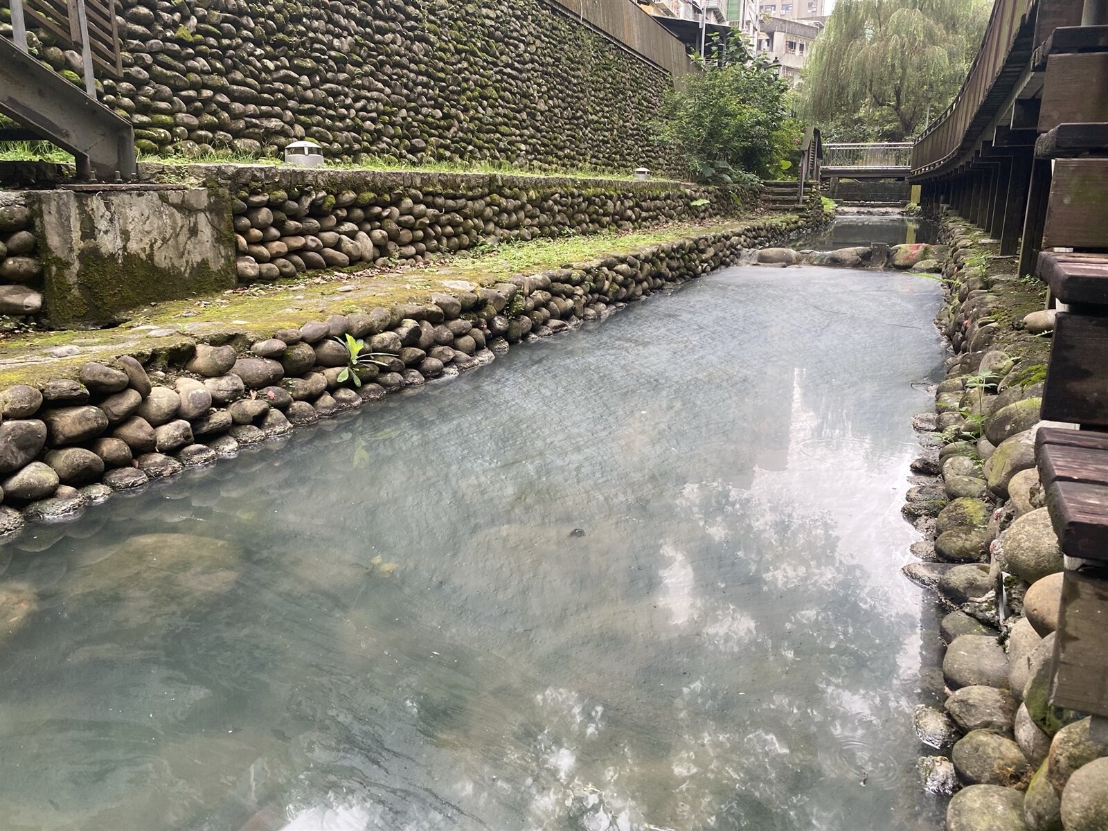 瑠公圳治理力道集中於下游寶安街加蓋段,中上游仍長年受惡臭與衛生問題困擾。記者張策/攝影