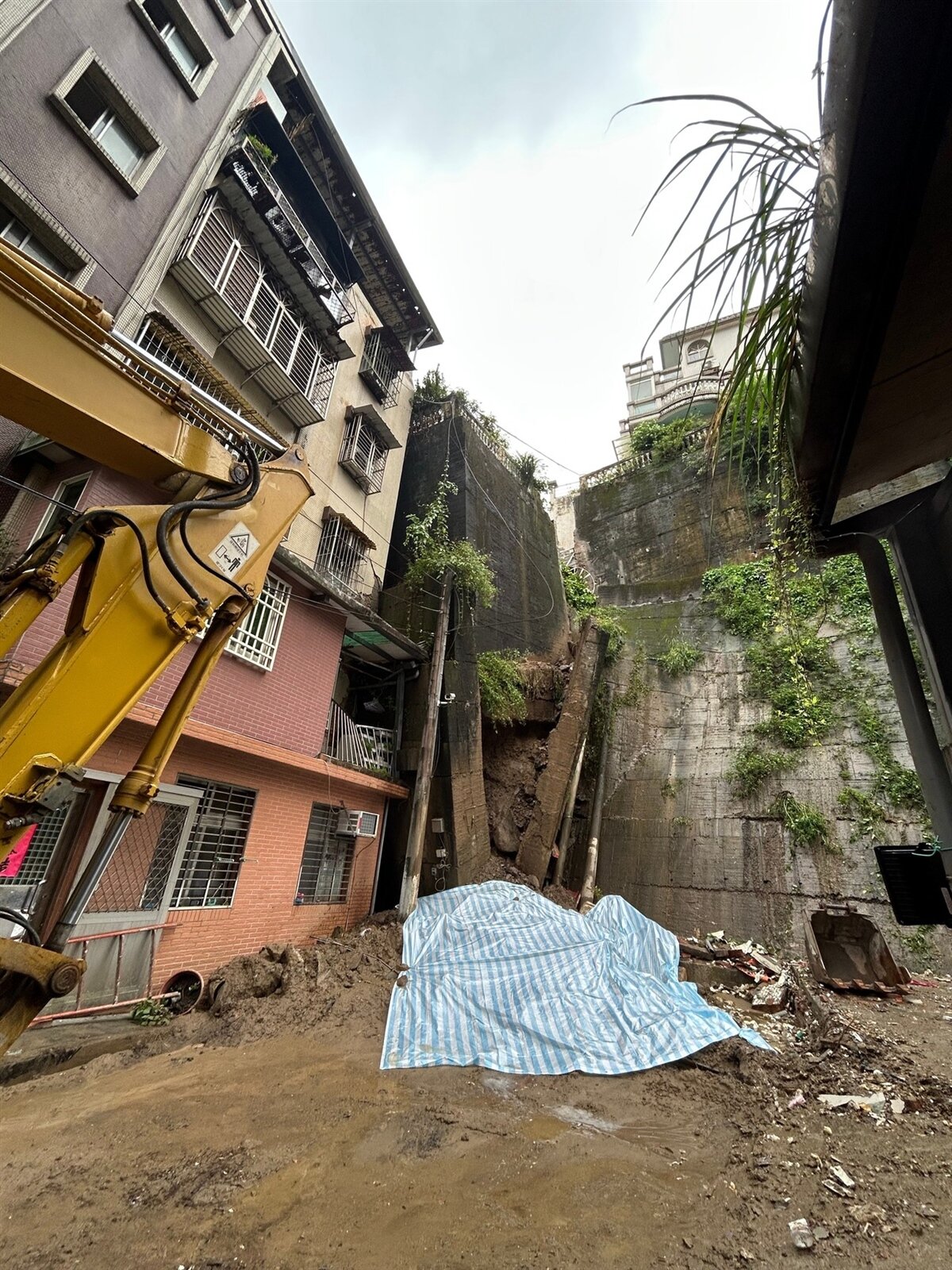 新北新店區錦秀路碧瑤及錦繡2社區旁擋土牆昨晨坍塌,工務局在社區現場放置3個監測儀。記者林媛玲/攝影