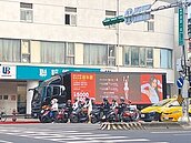 遊動廣告車穿梭鬧區　道安隱憂