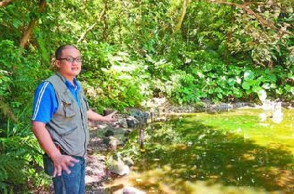吳加雄等學者協助在永建生態園區內打造長約300公尺的生態草溝及4個生態池，作為螢火蟲的棲息地。（記者邱瓊玉／攝影）