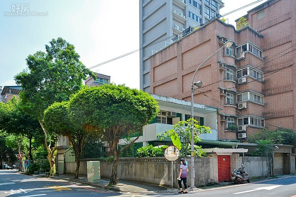 新店區中央新村兩層樓的老別墅。（好房網News記者 陳韋帆／攝影）