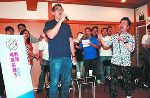 市長參選人連勝文（左）與音樂製作人黃國倫（右）昨天演唱競選歌曲「希望的種子」。（記者黃義書／攝影）
