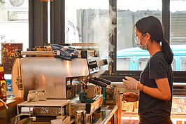 【飲酒過量，害人害己】
店內使用義式咖啡機，讓客人可享受到好喝的咖啡；洛酒館的咖啡豆都是重烘培的單品豆，喜歡濃郁口味的人不可錯過