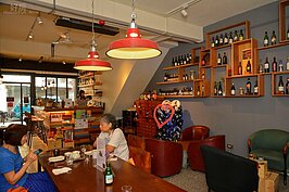 【飲酒過量，害人害己】
過去大稻埕是中西交流的重要港口，故老闆結合在地歷史，以中西合併的方式讓店內風格更加融合於大稻埕之中。