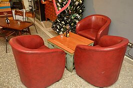 【飲酒過量，害人害己】
老房東留下的沙發椅與桌子，都是可再利用的好傢俱。