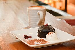 【飲酒過量，害人害己】
特別值得一提的是，以比利時純巧克力製作的手工巧克力熔岩蛋糕，外表酥脆內餡飽滿，搭配上台製的香草冰淇淋讓人一口接一口無法停止，是來店必點小點心