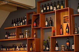 【飲酒過量，害人害己】
牆上的酒櫃是以裝酒的木箱所打造，不僅省下購買牆櫃的預算，也可以隨樓梯傾斜度架設，讓空間得到更大的利用，並得到另一個獨一無二的擺飾